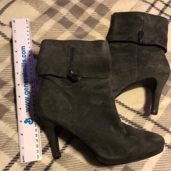 Tahari grey suede heeled boots - Picture 3 of 6